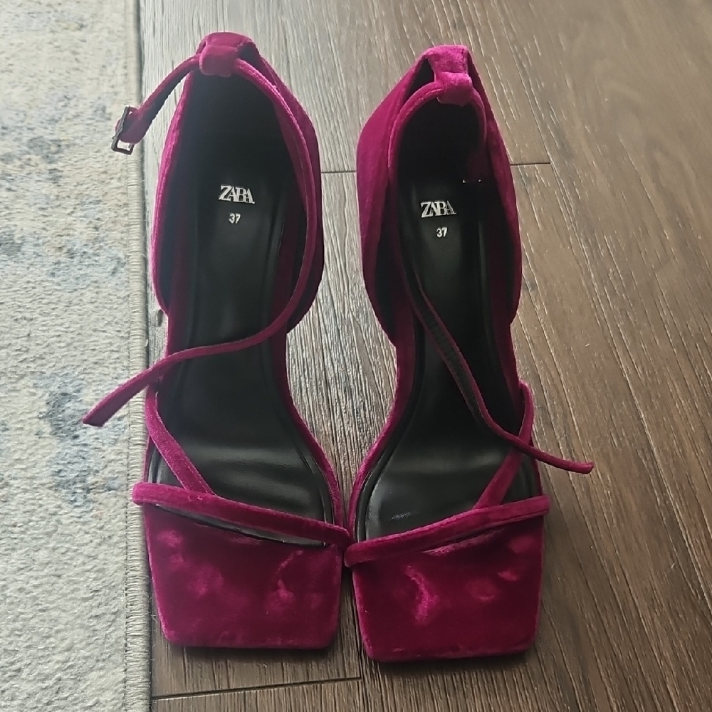 Zara Women's Fuchsia Velvet Heels